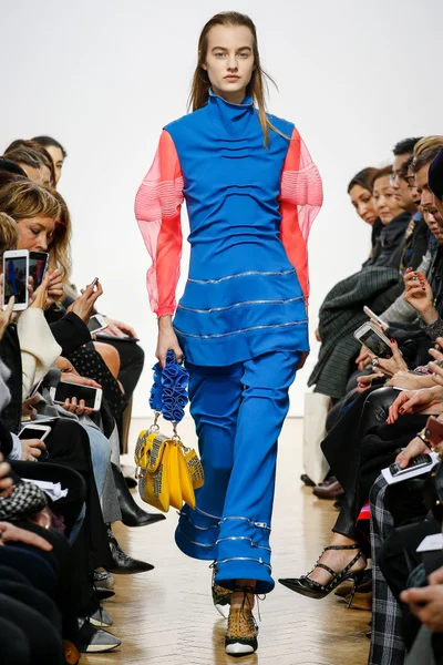 Look 18
